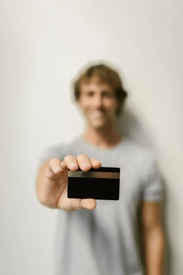 Как выбрать займ на карту: сравнение МФО по сумме, ставке и скорости